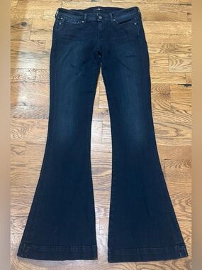 7 for All Mankind. Flare Jeans in SoHo Dark Wash. Size 29.